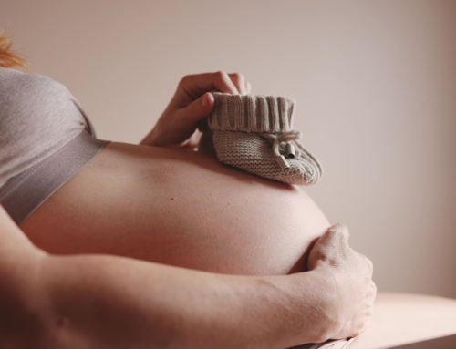 Seno rifatto e gravidanza: rischi, consigli e accorgimenti